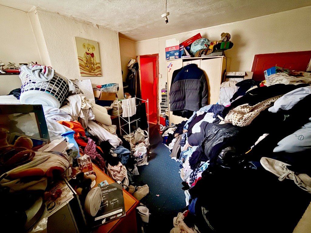 Lot: 68 - MID-TERRACE HOUSE FOR REFURBISHMENT - Bedroom two